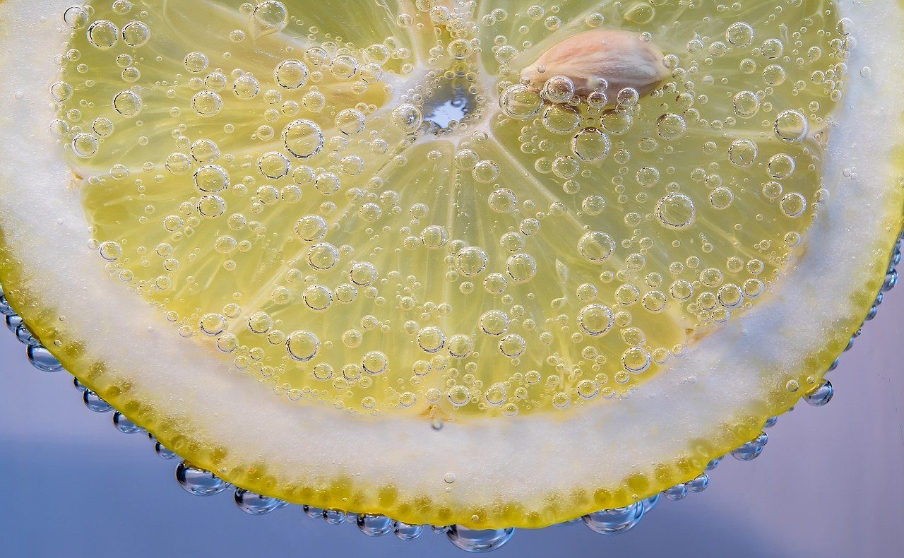 slice of lemon, lemon, small bubbles